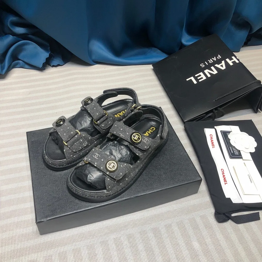 👟👟Ex-factory price 480👟👟Chanel 2025ss new Velcro sandals, top counter quality (welcome🆚comparison)💪 ⚠️As Chanel's classic shoe king, it is a hot item every summer. Once you start wearing sandals in summer, sports shoes will be relegated to the sidelines! Haha, the pattern will change a little every year, ⚠️2020 Chanel Spring and Summer New Season Double C Velcro Casual Sandals, 💯The upper adds more fashionable elements of Xiaoxiang, ⚠️Lingge electric embroidery. The upper is cowhide and the lining is sheepskin. It is comfortable and breathable to wear. It is very comfortable and versatile. ⚠️A very comfortable sandal for the feet! Size 35-40 (custom-made for 41)